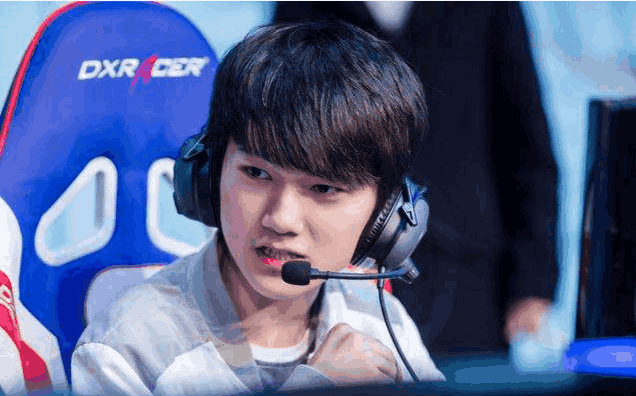 WOWLPL女主持人余霜分享礼服美照：喜欢碎钻还是半透视轻纱？