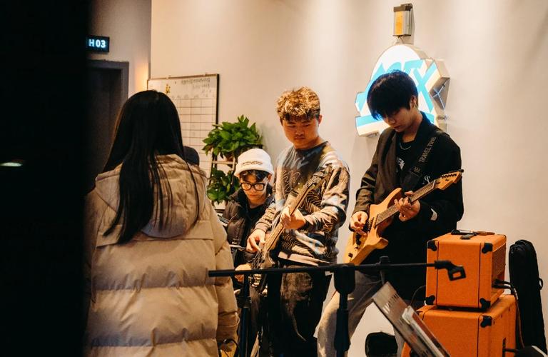 Uzi ：小明直播合同搞定了吗？只能说没那么简单 但又没那么复杂了